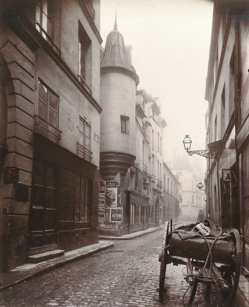 Eugène Atget. Rue de l’Hôtel de Ville, 1921